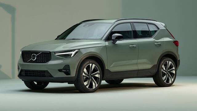 2025 Volvo XC40 parked front view