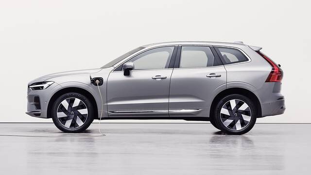 2024 Volvo XC60 Recharge parked side view