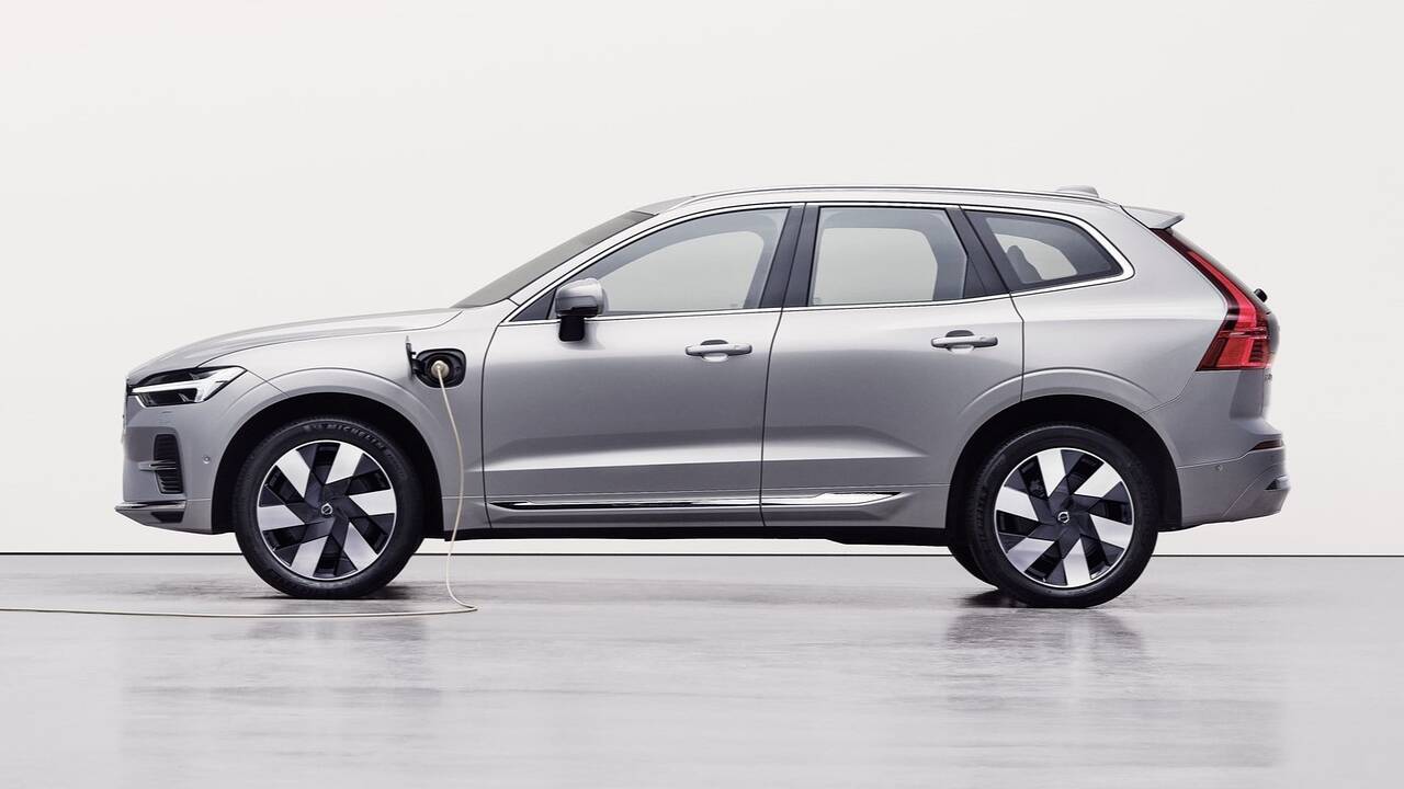 2025 Volvo XC60 Recharge parked side view